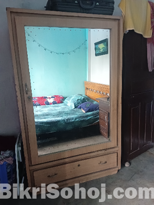 আলমারিটি বিক্রি করতে চাই